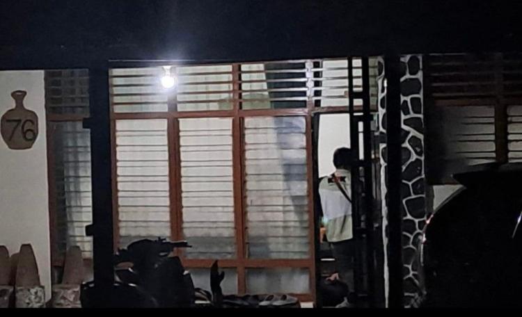 KPK Geledah Rumah Kadisbun Kuansing, Satu Koper Hitam Jadi Sorotan