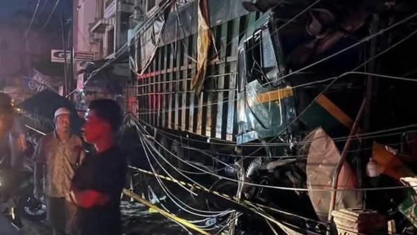 Rem Blong! Truk Tronton Seruduk Belasan Warga, Dua Tewas Seketika 