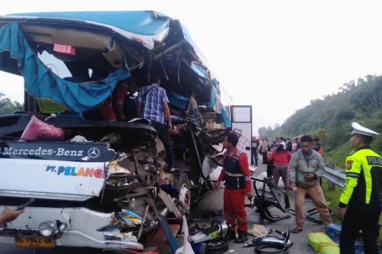 Bus Pelangi Seruduk Truk Tronton di Tol Permai, Dua Tewas, Sopir Menghilang
