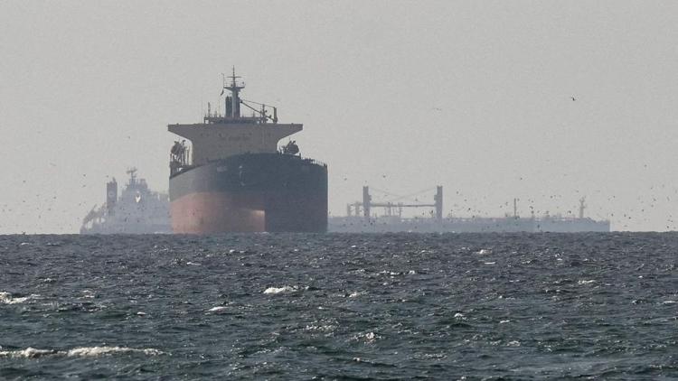 Dua Kapal Rusak Diserang Rudal Iran, Jalur Minyak Global Kembali Dalam Bahaya