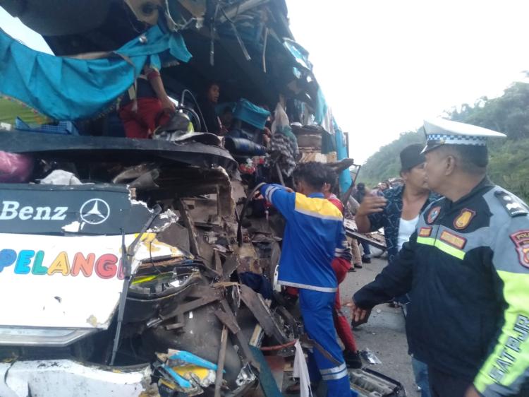 Kecelakaan Bus vs Truk di Tol Pekanbaru–Dumai, 2 Tewas dan 16 Luka-Luka