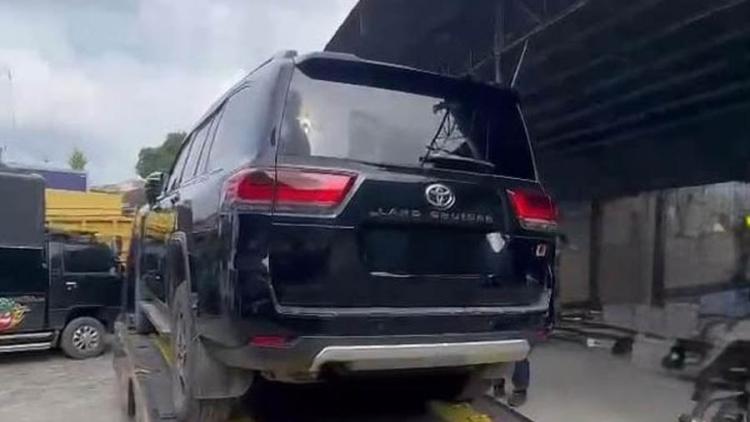 KPK Bongkar Barang Bukti Mobil Mewah Suap Suhardiman Amby, Toyota Land Cruiser Ditemukan di Gudang Pematang Siantar