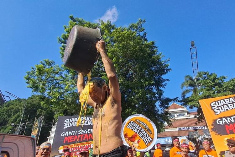 Rugi Jutaan Rupiah, Peternak Solo Protes dengan Mandi Telur di Tengah Kota