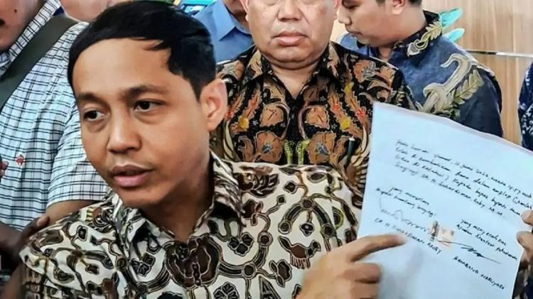 Amplop dari Bupati Kuansing Diusut KPK, Profil Raja Juli Antoni Mendadak Jadi Sorotan
