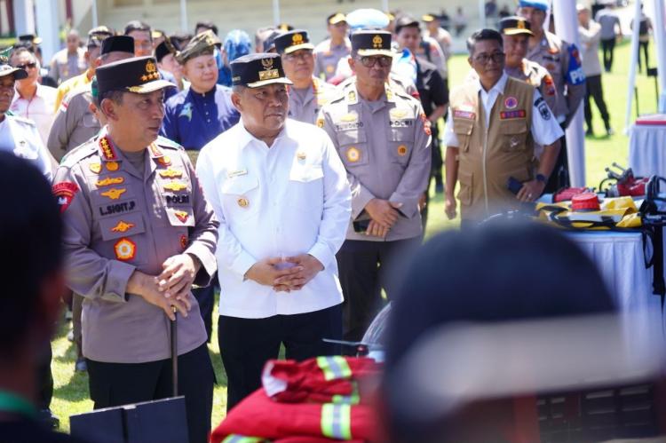 Kapolri Serahkan Bantuan Alat Karhutla untuk Riau