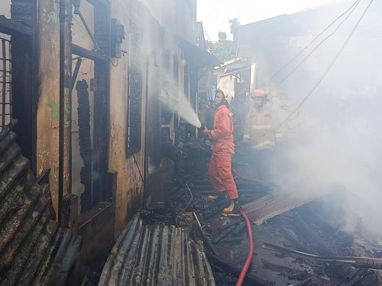 Api Mengamuk di Pekanbaru, 11 Rumah Kontrakan Ludes Dalam Dua Jam