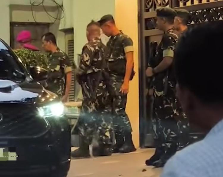 Prajurit TNI Jaga Ketat Rumah Jampidsus Kejagung Febri Adriansyah Usai Polisi Geledah Cafe di Jakarta Selatan