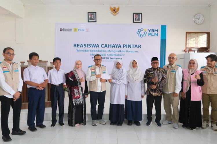 PLN Nyalakan Harapan, Puluhan Pelajar MTsN 2 Payakumbuh Terima Beasiswa Cahaya Pintar dan Edukasi Bahaya Listrik