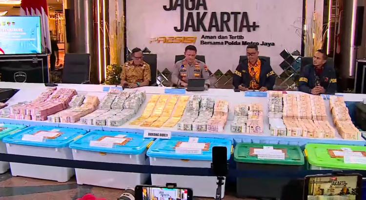 Pamer Tumpukan Uang dan Emas Hasil Penggeledahan 12 Tempat, Polisi Belum Tetapkan Tersangka
