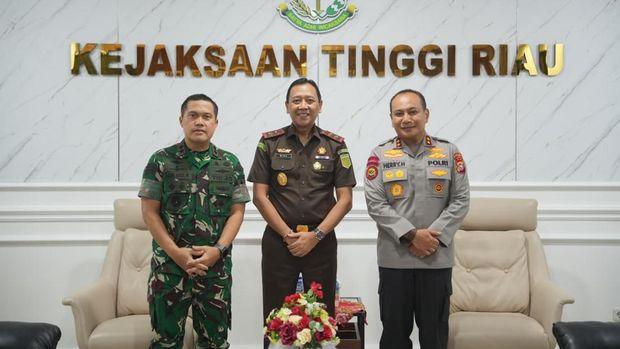 Kapolda Riau Perkuat Sinergi Penegakan Hukum melalui Silaturahmi dengan Kajati Riau