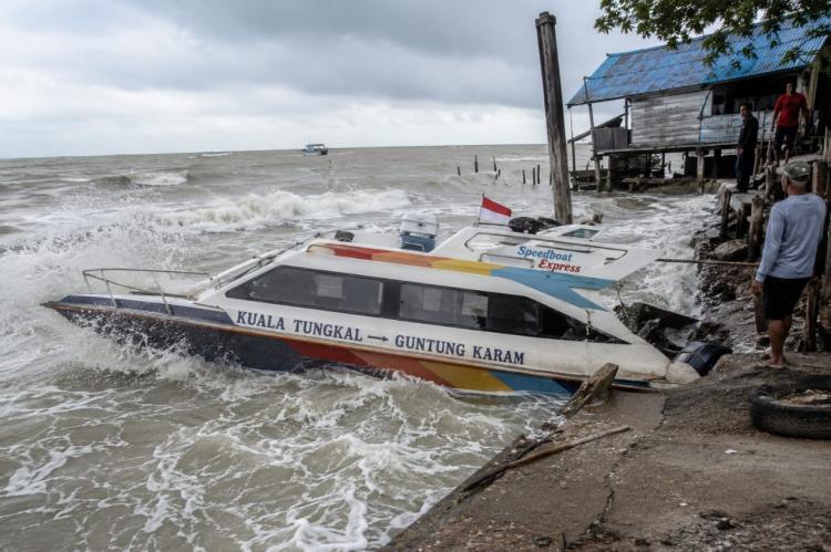 Akibat Dihantam Ombak, Speedboad Tujuan Kuala Tungkal Menuju Guntung Karam Ditepian Laut Pulau Busung