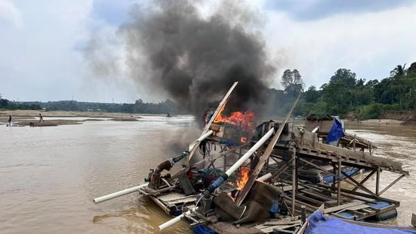 Polisi Ngamuk! 48 Rakit PETI Hangus Dibakar di Sungai Kuantan