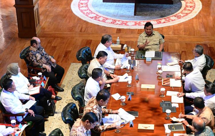 Rapat Empat Jam di Istana, Prabowo Targetkan Masalah MBG Beres Dalam Sebulan