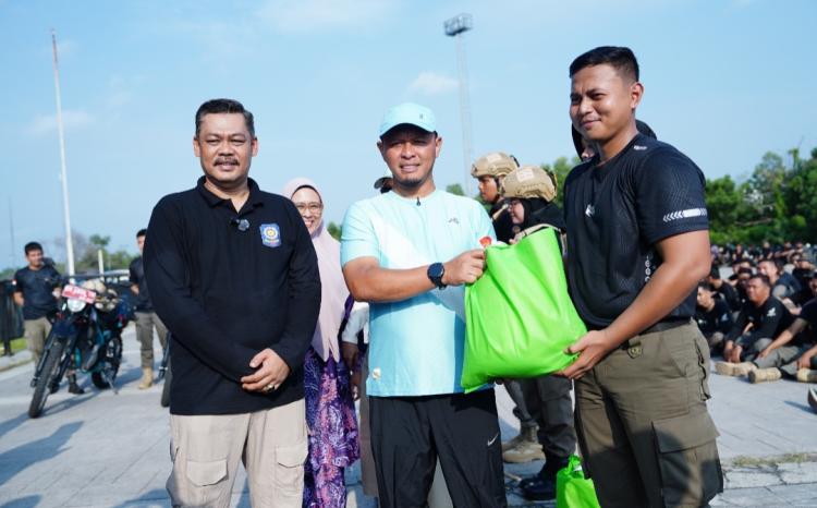 Wako Agung Salurkan 530 Paket Sembako dan Bantuan Tunai, Satpol PP hingga Petugas Kebersihan Tersenyum