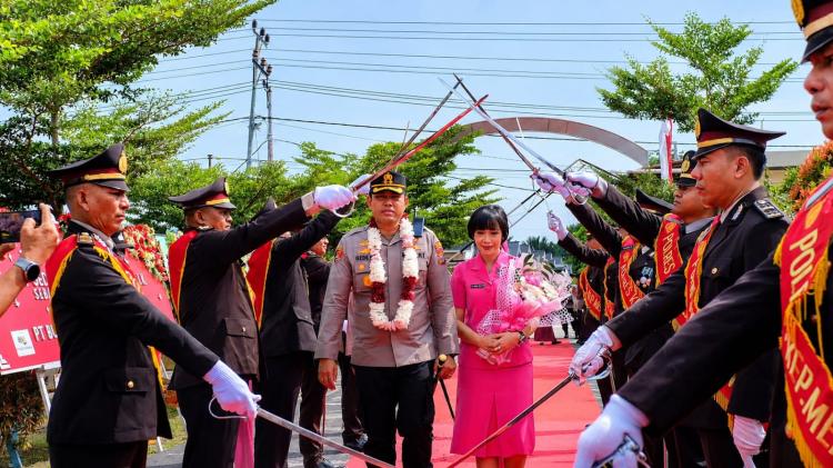 Penuh Haru dan Khidmat, AKBP Gede Prasetia Resmi Disambut Pimpin Polres Kepulauan Meranti