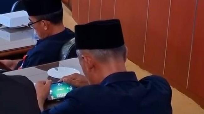 Viral! Pria Bersongkok Diduga Main Game Saat Sidang DPRD Madiun