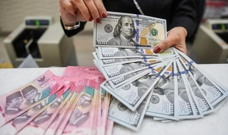 Rupiah Melemah Lagi Usai BI Tahan Bunga Lawan Ekspektasi