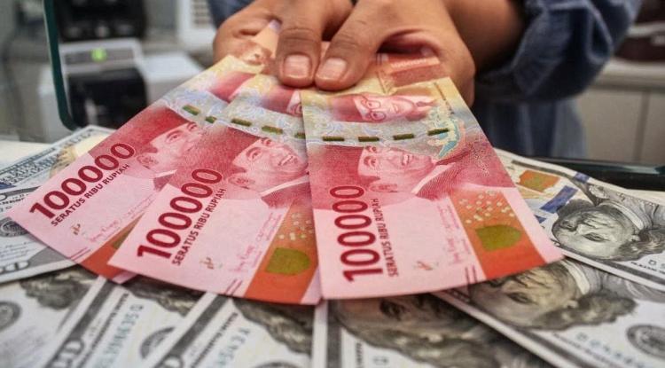 Minyak Melonjak Liar, Rupiah Tak Berkutik Meski BI Tahan Bunga