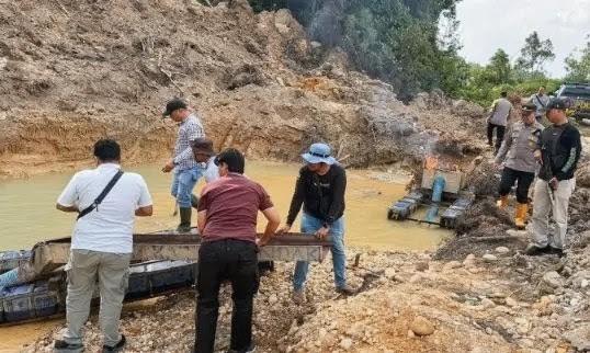 Polisi Bakar Lima Rakit PETI, Penambang Kabur Tinggalkan Mesin di Sungai Kuning