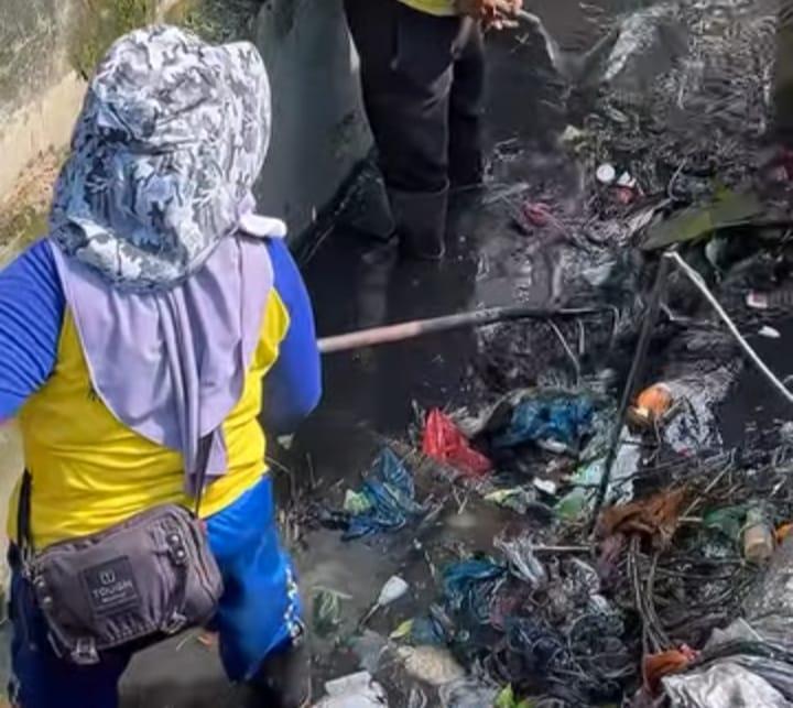 Respon Cepat Laporan Warga, PUPR Kerahkan Pasukan Kuning Bersihkan Drainase di Brigjen Katamso