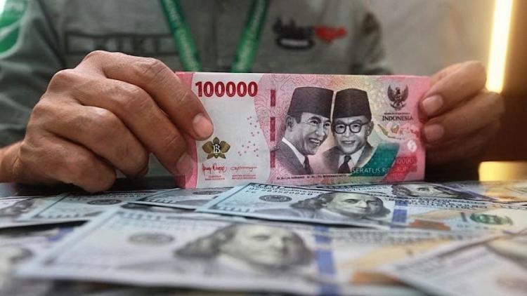 Dolar AS Nyaris Sentuh Rp18.000, Harga Minyak Bikin Pasar Keuangan Gemetar