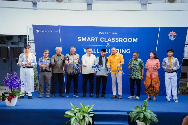 ParagonCorp Perkuat Ekosistem Belajar melalui Smart Classroom dan Wall Climbing di SMAN 8 Jakarta