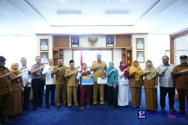 Bupati Inhu Kenalkan Kienan, Siswa Berprestasi Tingkat Nasional yang Bercita-cita Pimpin Daerahnya