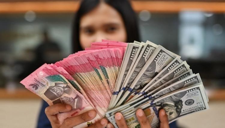 Dolar AS Tersungkur, Rupiah Belum Bernapas Lega Usai Bos BI Mundur