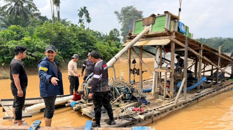 Tak Gentar Diadang Massa, Polda Riau Ratakan Sarana PETI di Sungai Kuantan