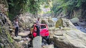 Diduga Sopir Ngantuk Subuh Hari, Mobil Berisi Bayi Terjun Bebas ke Jurang di Lembah Anai