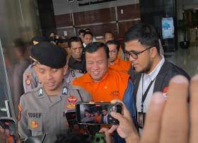 KPK Tahan Bupati Kuansing Suhardiman Amby dan Sekda Zulkarnain! 
