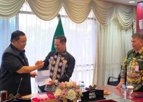 SF Hariyanto Serahkan Surat Penunjukan Mukhlisin Jadi Plt Bupati Kuansing: Jaga Kondusifitas dan Amankan Roda Pemerintahan! 