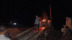 Operasi Malam Berbuah Api, Dua Rakit PETI di Kuansing Ludes Dibakar Polisi