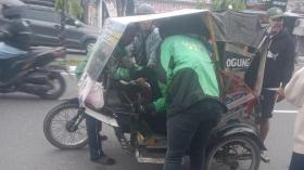 Ditabrak Angkot, Motor Wanita Driver Ojol Tunarungu Malah Raib Dibawa Pria Ngaku Keluarga