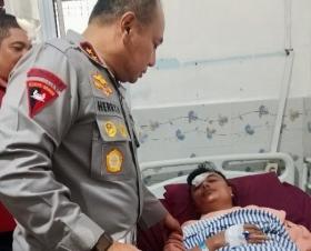 Kapolda Riau Jenguk Sekretaris PMII yang Diduga Dikeroyok Pria Bersenpi, Janji Usut Tuntas