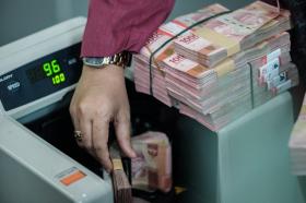 Rupiah Kembali Tertekan, Dolar Menguat dan Defisit Dagang Tambah Beban Pasar