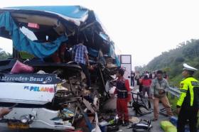 Bus Pelangi Seruduk Truk Tronton di Tol Permai, Dua Tewas, Sopir Menghilang