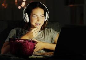 Sering Nonton Film Favorit Berkali-kali? Psikologi Ungkap 7 Alasan yang Jarang Disadari