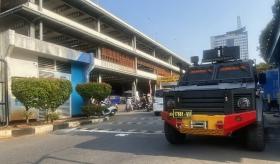 Subuh Mencekam! Puluhan Pria Berambut Cepak Datangi Polda Metro Jaya Usai Penggeledahan Besar