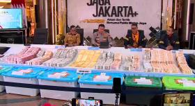 Pamer Tumpukan Uang dan Emas Hasil Penggeledahan 12 Tempat, Polisi Belum Tetapkan Tersangka
