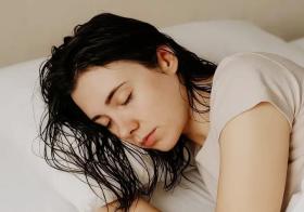 Jangan Langsung Tidur saat Rambut Basah! Dokter Ungkap Risiko Folikulitis dan Jamur Kulit Kepala