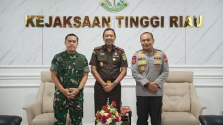 Kapolda Riau Perkuat Sinergi Penegakan Hukum melalui Silaturahmi dengan Kajati Riau