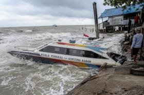 Akibat Dihantam Ombak, Speedboad Tujuan Kuala Tungkal Menuju Guntung Karam Ditepian Laut Pulau Busung
