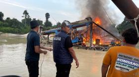 Kejar-kejaran di Bibir Sungai, Dua Pelaku PETI Kampar Ditangkap, 12 Rakit Dibakar 