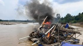 Polisi Ngamuk! 48 Rakit PETI Hangus Dibakar di Sungai Kuantan