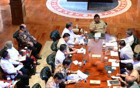 Rapat Empat Jam di Istana, Prabowo Targetkan Masalah MBG Beres Dalam Sebulan