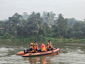 Standing Motor Berujung Petaka, Pemuda 21 Tahun Hilang di Sungai Kampar Setelah Tabrak Pagar Jembatan
