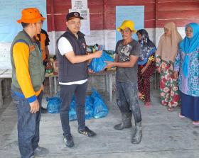 BPBD Inhil Bergerak Cepat, Bantuan Logistik Tiba Usai Abrasi Porak-porandakan Permukiman