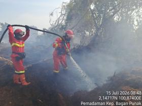 Manggala Agni Berpacu dengan Angin Kencang Jinakkan Karhutla 10 Hektare di Bagan Punak