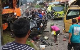 Rem Blong di Turunan Maut, Truk Galon Hantam Sembilan Kendaraan, 4 Orang Tewas 